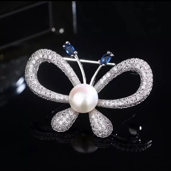 VQ Butterfly Brooch - Picture 2 of 3